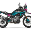 Ce kit déco CF Moto MT 450 adopte un style sportif qui donne à la moto une allure agressive et moderne, tout en ajoutant une texture visuelle sophistiquée.