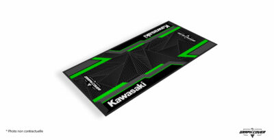 Protégez votre sol grâce au tapis environnemental moto KAWASAKI, conçu spécialement pour les passionnés de vitesse et de sports mécaniques !