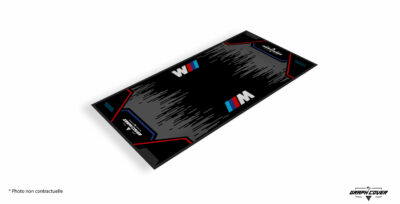 Affirmez votre passion avec le tapis sol moto BMW, spécialement conçu pour les pilotes exigeants. Son design BMW Motorsport, inspiré de la compétition, combine élégance et technicité pour sublimer votre garage, votre atelier ou votre stand de paddock.