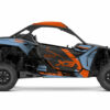 Transformez votre Can-Am Maverick X3 avec notre tout nouveau kit décoration ! Ce kit déco Can-Am Maverick X3 est conçu pour les passionnés de sport tout-terrain qui souhaitent combiner performance et esthétisme. Fabriqué dans nos ateliers au nord de Bordeaux, ce kit offre une personnalisation sur mesure tout en garantissant une qualité premium.