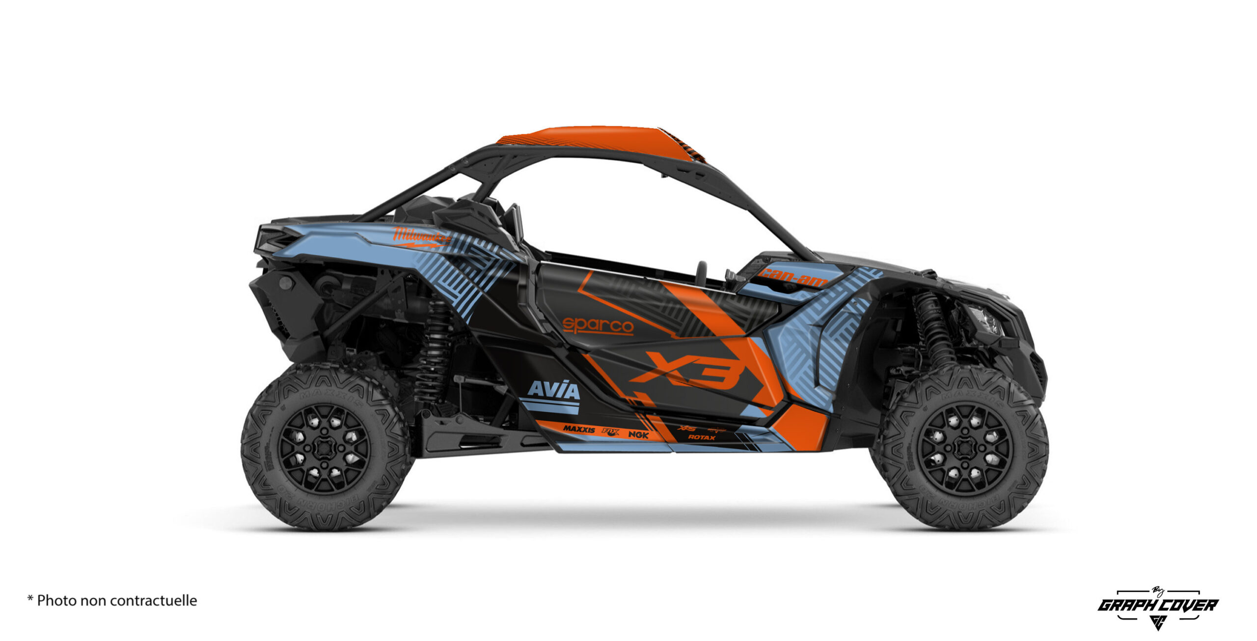 Maverick-X3_-Odran-bleu-orange-3D Transformez votre Can-Am Maverick X3 avec notre tout nouveau kit décoration ! Ce kit déco Can-Am Maverick X3 est conçu pour les passionnés de sport tout-terrain qui souhaitent combiner performance et esthétisme. Fabriqué dans nos ateliers au nord de Bordeaux, ce kit offre une personnalisation sur mesure tout en garantissant une qualité premium.