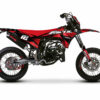 Si tu cherches à donner du style à ta 50cc et te démarquer sur la route ou à l’arrêt, alors ce kit déco Fantic XM 50 / XE 50 est fait pour toi !