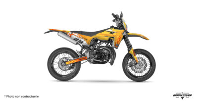 Transformez votre moto avec le Kit déco Sherco 50cc Axion. Pensé pour les passionnés, ce design coloré et énergique insuffle un esprit racing à votre 50cc.