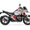 Offrez à votre BMW R1300 GS un style unique et percutant avec le kit déco FastWheels. Inspiré de l’univers racing et des codes graphiques modernes