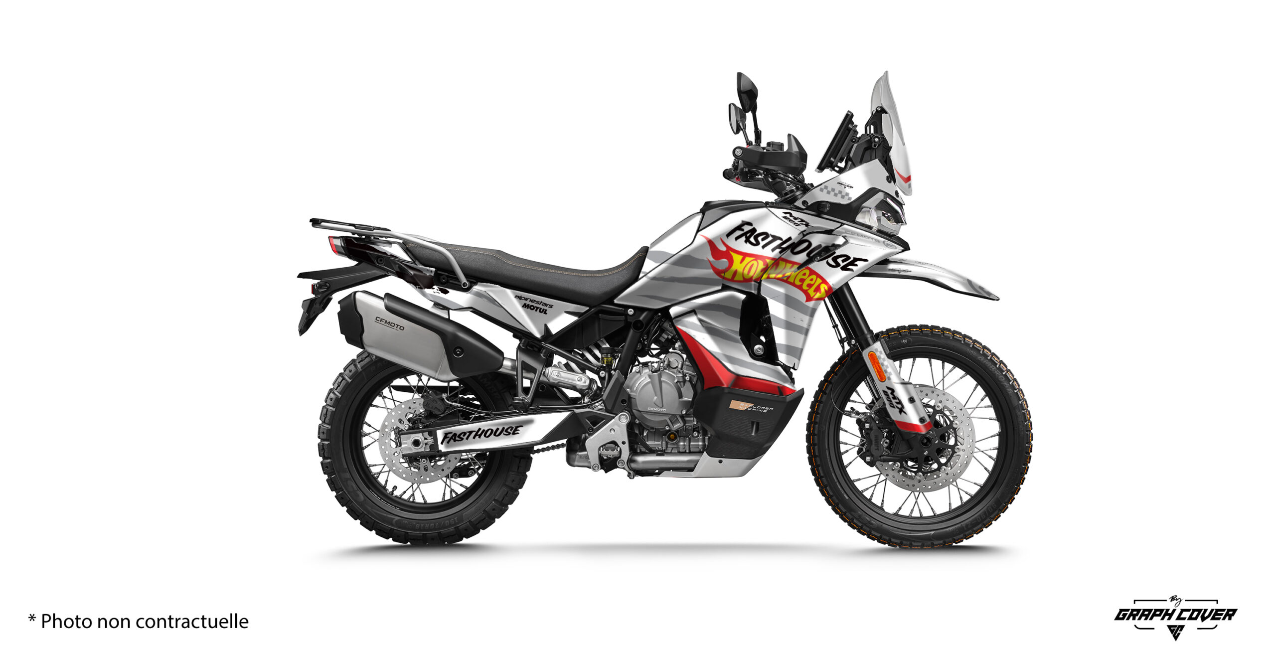 Cf-Moto-800-MTX-25+-Fastwheels-Blanc-3D Avec ce kit déco CFMoto MTX 800, vous combinez passion, performance et esthétisme, tout en affirmant une personnalité forte sur la route.