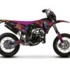 Offrez un style percutant à votre supermotard avec le kit déco XM 50 Skinoo. Entre motifs contrastés et touches agressives, ce kit apporte une identité.