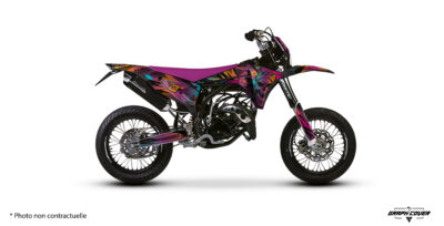 Offrez un style percutant à votre supermotard avec le kit déco XM 50 Skinoo. Entre motifs contrastés et touches agressives, ce kit apporte une identité.