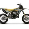 Donnez un style unique à votre supermotard avec l’habillage adhésif Fantic XM 50 Tornova, également compatible avec la XE 50.