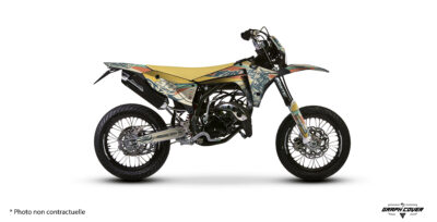 Donnez un style unique à votre supermotard avec l’habillage adhésif Fantic XM 50 Tornova, également compatible avec la XE 50.