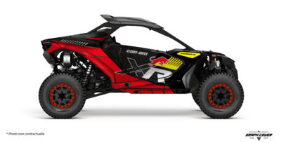 Le design Tyr est fait pour les pilotes qui veulent un look puissant et moderne. Ce custom graphic Maverick R apporte un style unique, avec une signature graphique inspirée des codes du sport mécanique.