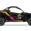Puissant et audacieux pour marquer les esprits : le Can-Am Maverick X3 – Tyr s’impose comme un kit déco pensé pour les pilotes qui veulent un style fort.