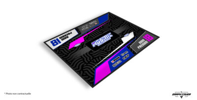 Optimise ton espace paddock avec le tapis environnemental pour châssis Kosmic signé Graph Cover, spécialement conçu pour les pilotes et teams exigeants qui souhaitent allier performance, respect des normes et image professionnelle.