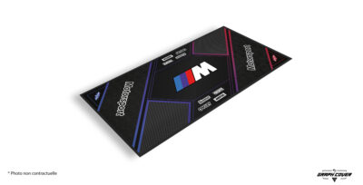 L’esprit Motorsport dans votre garage. Le tapis moto personnalisable BMW M3 reprend les codes puissants et élégants de la division M Performance.