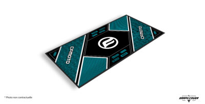 Le tapis moto personnalisable CF MOTO Modèle 3 incarne parfaitement la philosophie de la marque : design moderne, qualité irréprochable et respect de l’environnement.