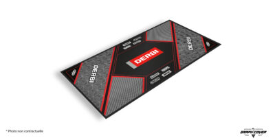 Le tapis moto personnalisable Derbi Modèle 3 rend hommage à l’héritage sportif de la marque espagnole, symbole de performance et de passion.