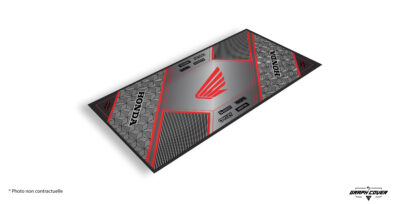 La signature de la performance japonaise. Le tapis moto personnalisable Honda Modèle 3 incarne la fiabilité et la puissance légendaire de la marque ailée.