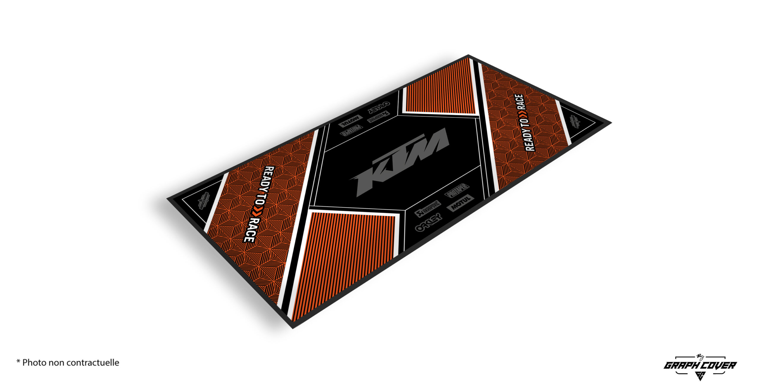 TAPISMOTOMODEL3KTMN95x200_3D Le tapis moto personnalisable KTM Modèle 3 incarne à la perfection la philosophie de la marque autrichienne : performance, design affirmé et fiabilité sans compromis.