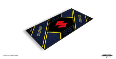 L’esprit racing signé Suzuki. Le tapis moto personnalisable Suzuki Modèle 3 incarne la précision et l’audace de la marque japonaise.