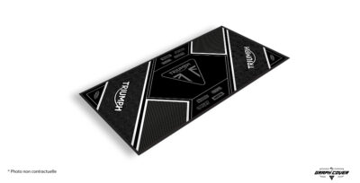 Le tapis moto personnalisable Triumph Modèle 3 allie le raffinement typiquement britannique à l’efficacité du design technique.