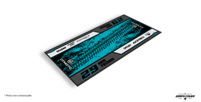 Le tapis moto CFMOTO personnalisé Modèle 6 a été conçu pour les pilotes exigeants qui veulent allier esthétique et performance jusque dans les moindres détails.