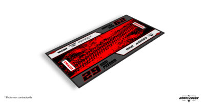 Le tapis moto Derbi personnalisé Modèle 6 est l’allié idéal pour les pilotes passionnés et les ateliers qui veulent marier design sportif, protection environnementale et performance technique.