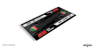 L’esprit racing italien signé Graph Cover. Le tapis moto Ducati personnalisé Modèle 6 incarne la passion et la performance propres à la marque italienne.