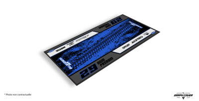 L’élégance scandinave au service de la performanceLe tapis moto Husqvarna personnalisé Modèle 6 allie sobriété, précision et style typiquement nordique.