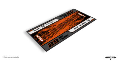 🏁 Tapis moto KTM personnalisé. Plongez dans l’univers racing et authentique de KTM avec ce tapis moto personnalisé au design nerveux et contrasté.