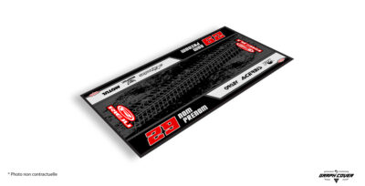 Le style espagnol au service de la performance Le tapis moto Rieju personnalisé Modèle 6 rend hommage à l’esprit racing et audacieux de la marque espagnole.