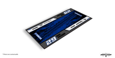 Rejoins l’univers de la performance avec ce tapis moto Yamaha personnalisé, conçu pour les pilotes passionnés de la marque japonaise.