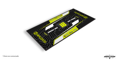 Performance, design et technicité. Affirme ton identité de pilote avec ce tapis moto CF Moto, spécialement conçu pour les passionnés de la marque.