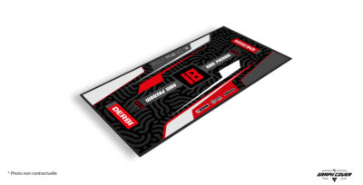 Affiche fièrement les couleurs de ta marque avec ce tapis moto Derbi, un modèle pensé pour les passionnés de deux-roues et les amateurs de compétition.