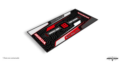 Affirme ton passion pour la performance avec le tapis moto Honda, un modèle racé et professionnel inspiré des paddocks officiels.