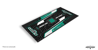 Allie performance, style et conformité avec le tapis moto Husqvarna, spécialement conçu pour les pilotes exigeants et les passionnés de la marque.