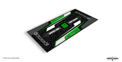 Fais briller ton espace de travail ou de compétition avec le tapis moto Kawasaki, un modèle haut de gamme pensé pour les pilotes et passionnés de la marque.