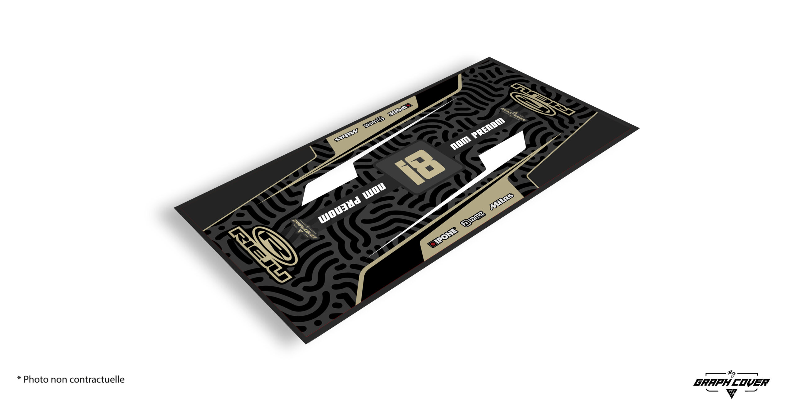 TAPISMOTOMODEL7RIEJUS95x200_3D Équipe ton espace de paddock avec le tapis moto Rieju, une création pensée pour les passionnés de la marque et les compétiteurs exigeants.