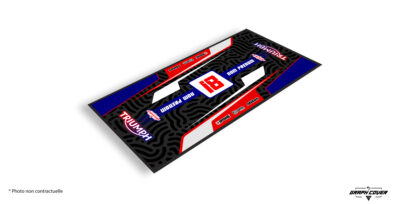 Exprime ton esprit racing avec le tapis moto Triumph, conçu pour les pilotes exigeants et passionnés par la légendaire marque anglaise.