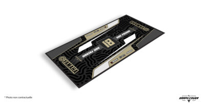 Alliez performance et esthétisme avec le tapis moto Yamaha modèle 7, un accessoire indispensable pour tous les passionnés de la marque aux trois diapasons.