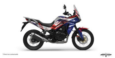 L’Autocollant Transalp XL 750 Blade apporte un style affirmé à la Honda. Ce kit déco moderne inspiré des codes adventure, dynamise les lignes du trail.