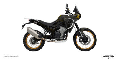 Le kit déco Kove 800X Travel a été pensé pour les pilotes qui aiment l’aventure et les longues distances. Il apporte une identité graphique forte à la Kove 800X Pro ou Rally.