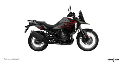 Kit déco Suzuki 800 V-Strom Djebel : un design rallye inspiré du désert, personnalisable et taillé pour l’aventure. Donnez du caractère à votre V-Strom.