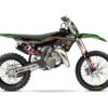Inspiré de l’univers de la compétition, le Kit déco Husqvarna 85 TC TL85 reprend fidèlement la décoration officielle de Tim Lopes, jeune espoir du motocross français.