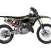 Le Kit déco Yamaha YZ 125 TL85 s’inspire directement de l’univers de la compétition et du parcours de Tim Lopes, jeune espoir du motocross français.