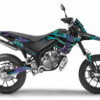 Senda-X-treme-50-SM---18-à-21-Skinoo-Bleu-Violet-3D Affirmez le style de votre moto avec le Kit déco Derbi Senda 50 Skinoo. Design agressif, crâne graphique, couleurs et finitions personnalisables.