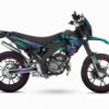 Personnalisez votre moto avec le Kit déco Masai X-Ray 50 Skinoo. Design tropical , fabrication française, vinyle premium et personnalisation sur mesure.