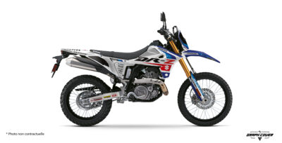 Kit déco moto DR-Z4S Rocz au style racing, personnalisable en couleurs, numéro et logos. Vinyle renforcé et fabrication sur mesure en France.
